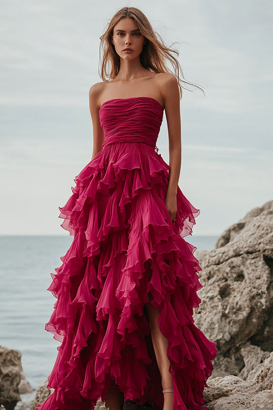 Robe de soirée longue sans bretelles fuchsia à volants et coupe trapèze avec fente