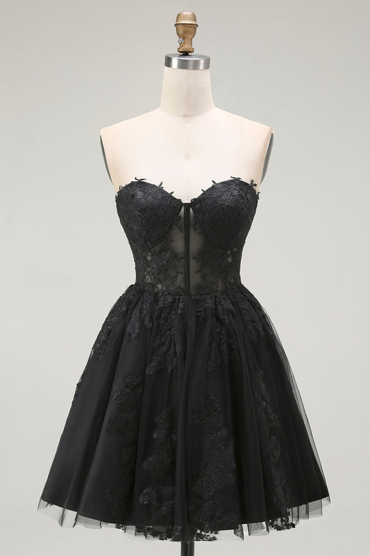 Robe courte de bal noire avec corsage transparent à appliqués, décolleté cœur, coupe trapèze
