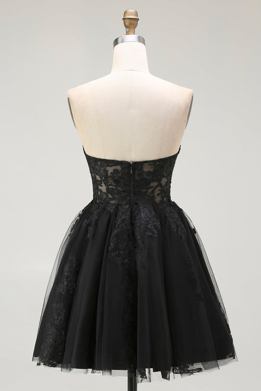 Robe courte de bal noire avec corsage transparent à appliqués, décolleté cœur, coupe trapèze