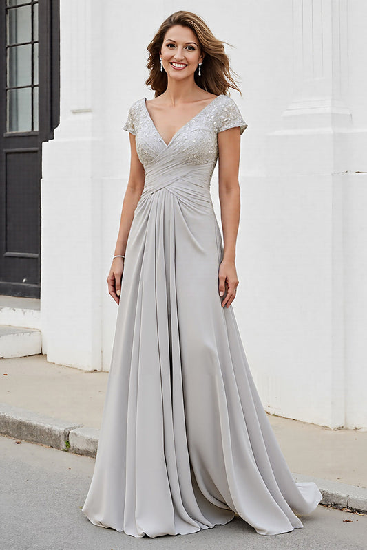 Robe de mère de la mariée coupe trapèze froncée, décolleté en V, couleur argent.
