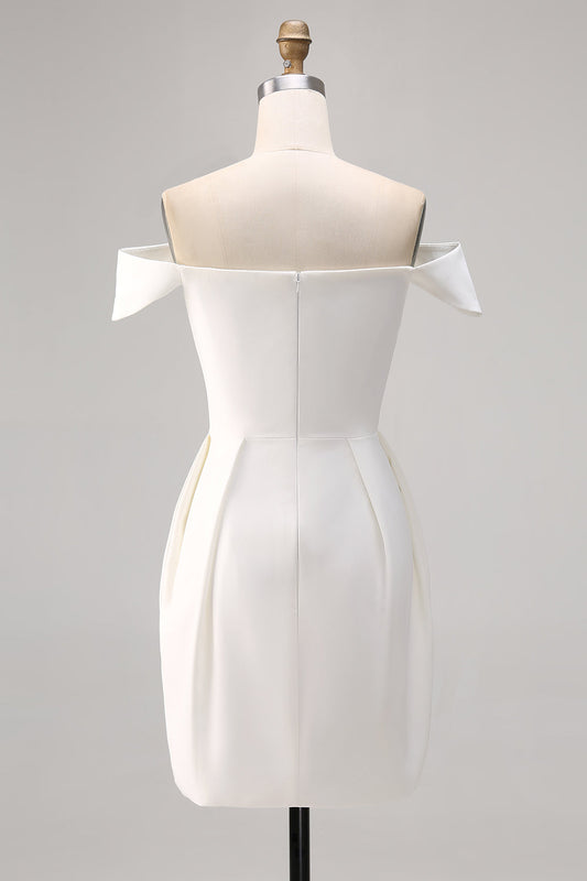 Robe de graduation en satin blanc moulante et à épaules dénudées