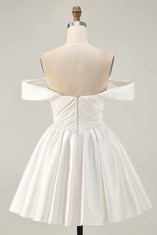 Robe de bal courte blanche à épaules dénudées et froncée