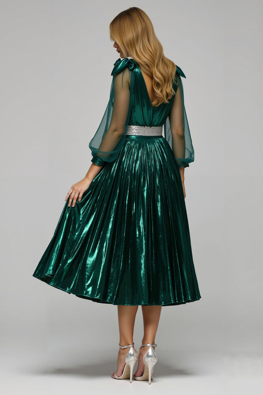 Robe de soirée métallisée vert foncé chatoyant avec col en V et fente, coupe trapèze