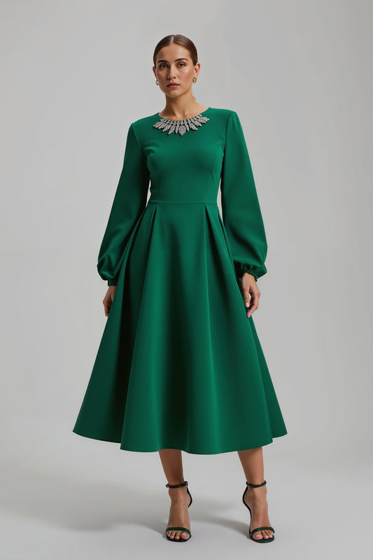 Robe de soirée en satin vert foncé coupe trapèze à manches longues et perles