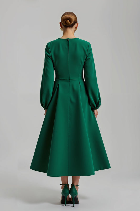 Robe de soirée en satin vert foncé coupe trapèze à manches longues et perles
