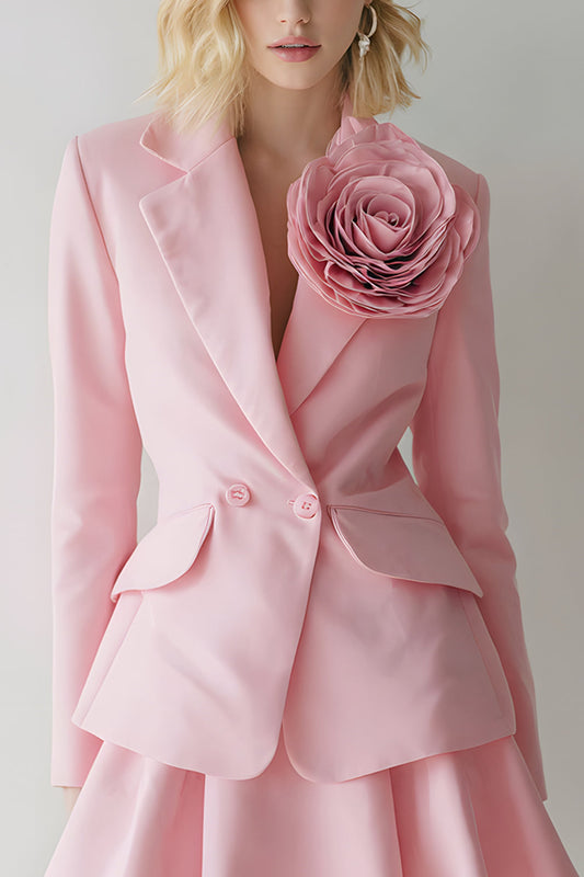 Ensemble tailleur 2 pièces en satin rose avec revers cranté et fleur 3D