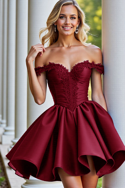 Robe de bal courte trapèze en satin bordeaux avec appliques