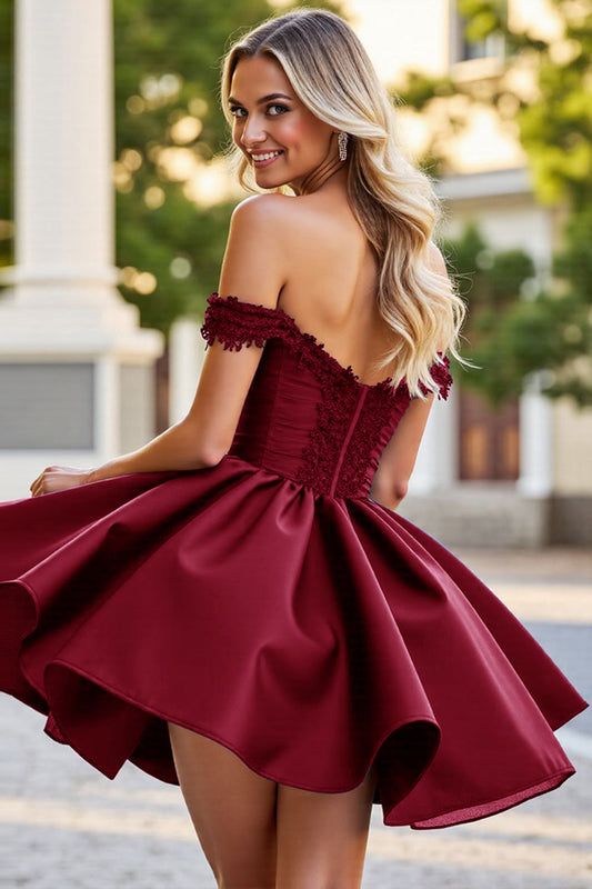 Robe de bal courte trapèze en satin bordeaux avec appliques