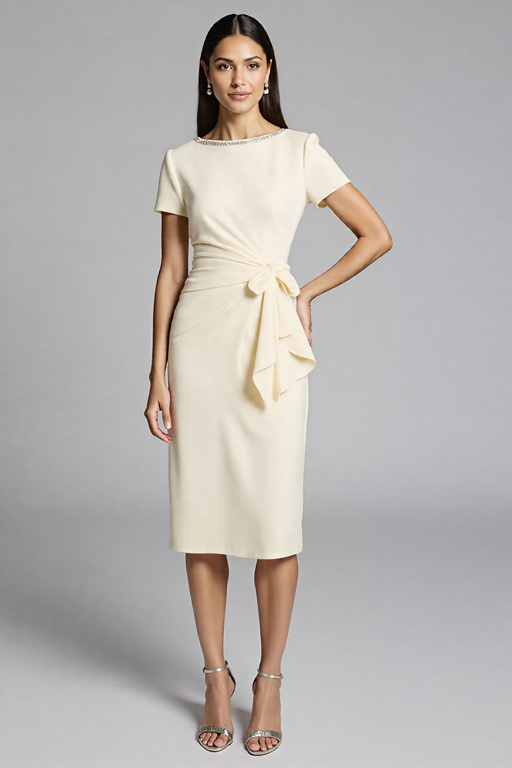 Robe fourreau drapée perlée beige pour le travail