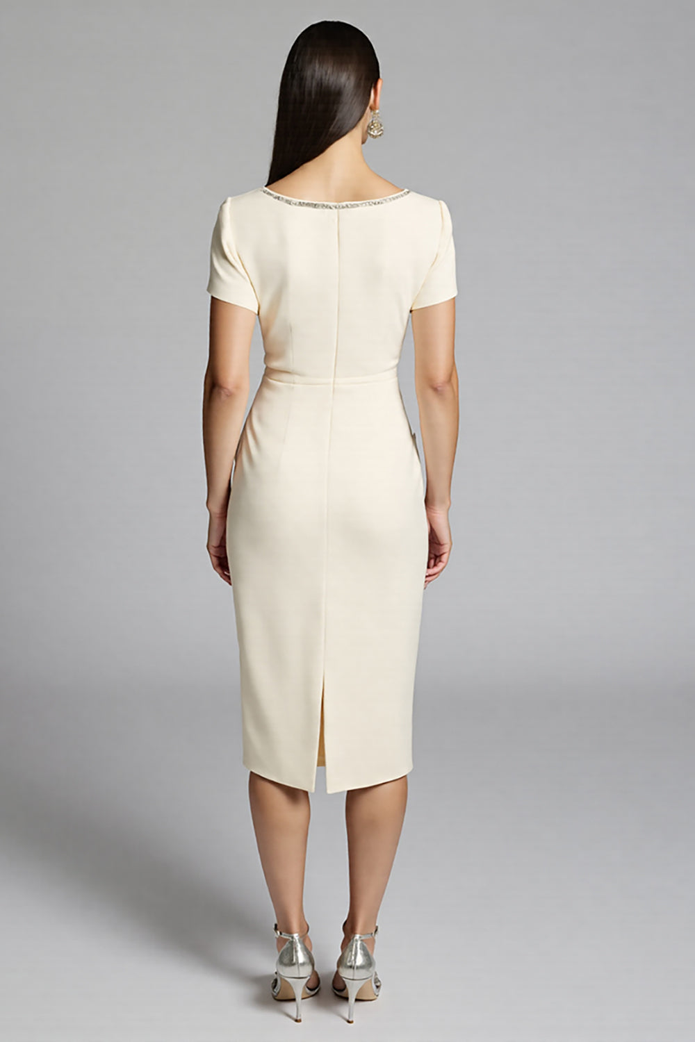 Robe fourreau drapée perlée beige pour le travail