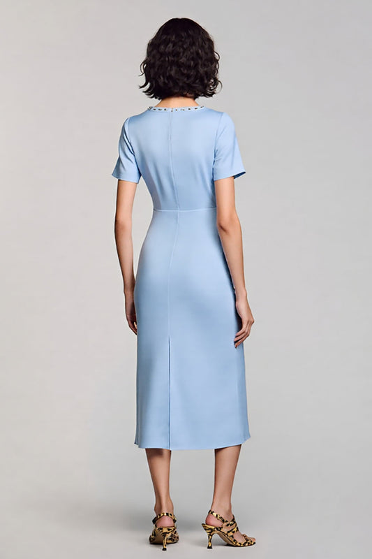 Robe fourreau mi-longue bleu ciel à col carré, idéale pour le travail