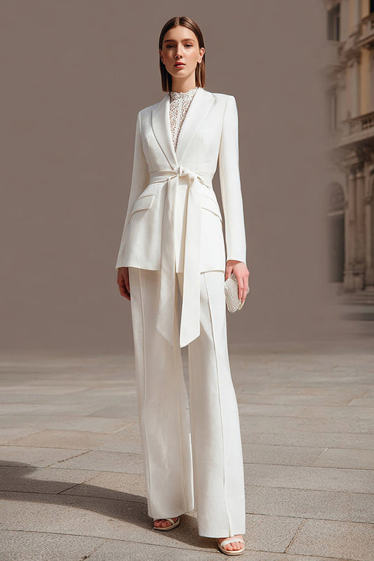 Tailleur de satin ivoire deux pièces avec ceinture