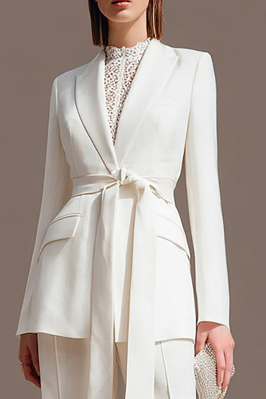 Tailleur de satin ivoire deux pièces avec ceinture