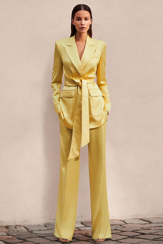 Costume deux pièces daffodil en satin à revers pointus et ceinture