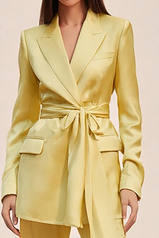 Costume d'affaires 2 pièces en satin jonquille à revers crantés avec ceinture