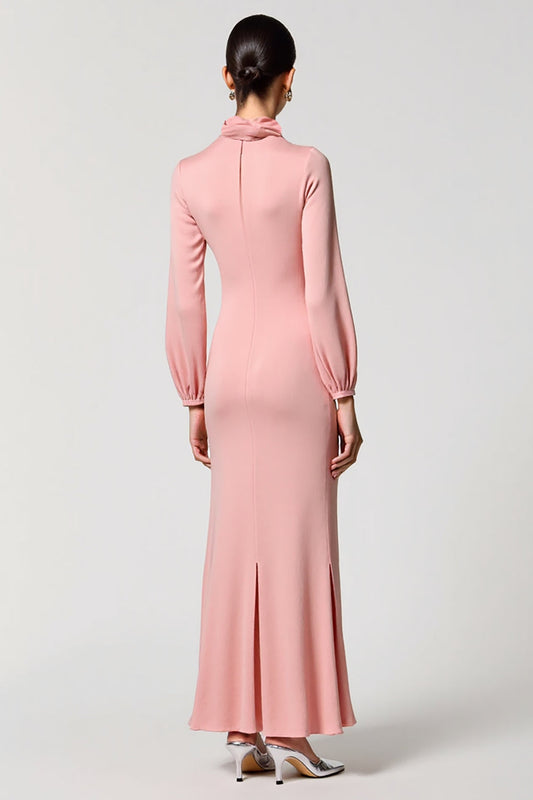 Robe de soirée rose coupe trapèze à col bénitier et manches longues