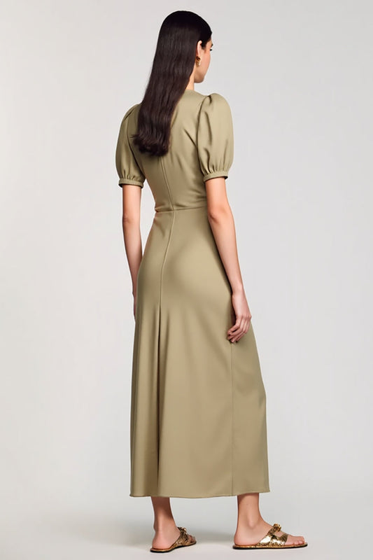 Robe longue fourreau vert olive à col bénitier pour invitée de mariage
