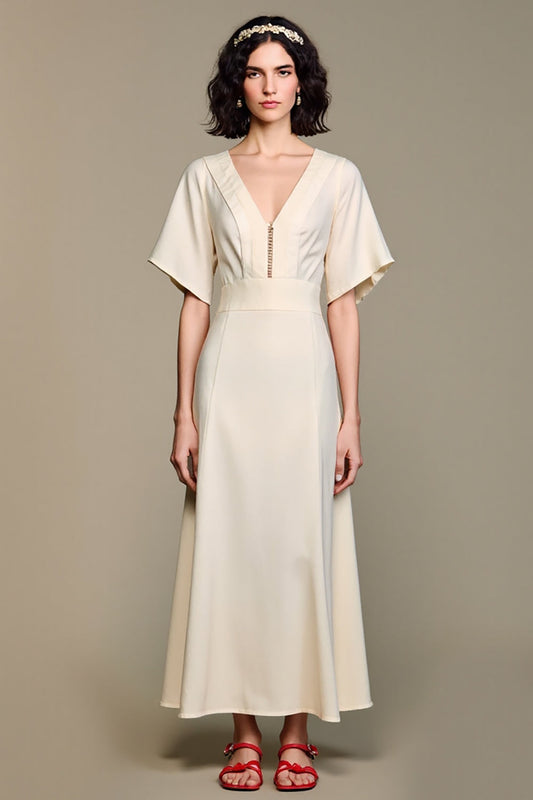 Une robe longue de cocktail blanche en ligne A à col en V