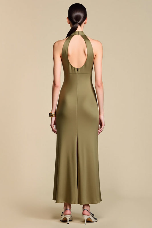 Robe fourreau dos-nu avec découpe et encolure style licou, coloris olive, à porter comme tenue d'invitée à un mariage