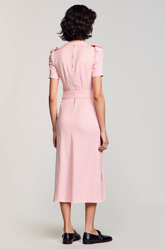 Robe de travail mi-longue évasée rose pâle avec col en V et ceinture