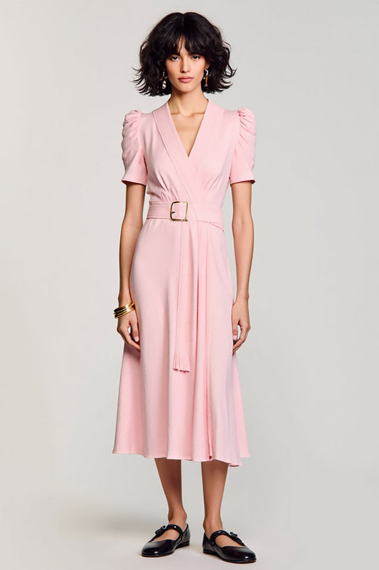 Robe de travail mi-longue évasée rose pâle avec col en V et ceinture