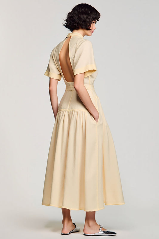 Robe de travail longue évasée abricot à col montant avec ceinture