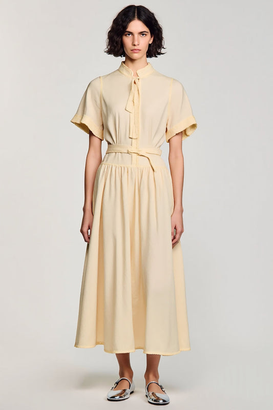 Robe de travail longue évasée abricot à col montant avec ceinture