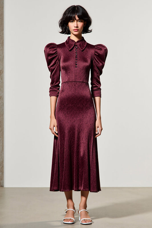 Robe d'invitée de mariage en satin rouge foncé à revers et coupe trapèze