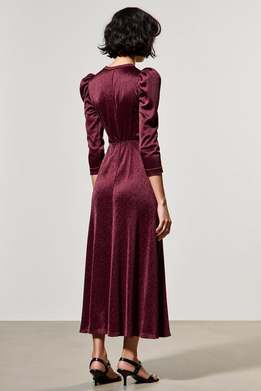 Robe d'invitée de mariage en satin rouge foncé à revers et coupe trapèze