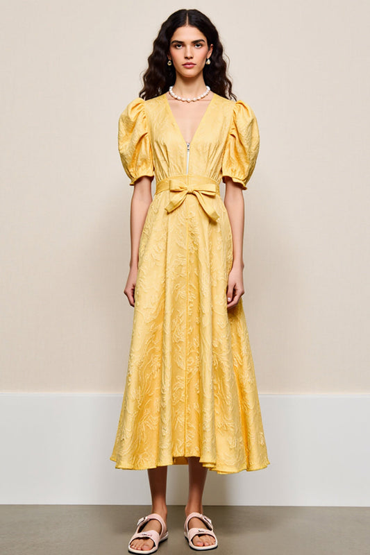 Robe d'invitée de mariage jaune en A à col en V avec appliques