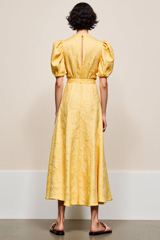 Robe d'invitée de mariage jaune en A à col en V avec appliques