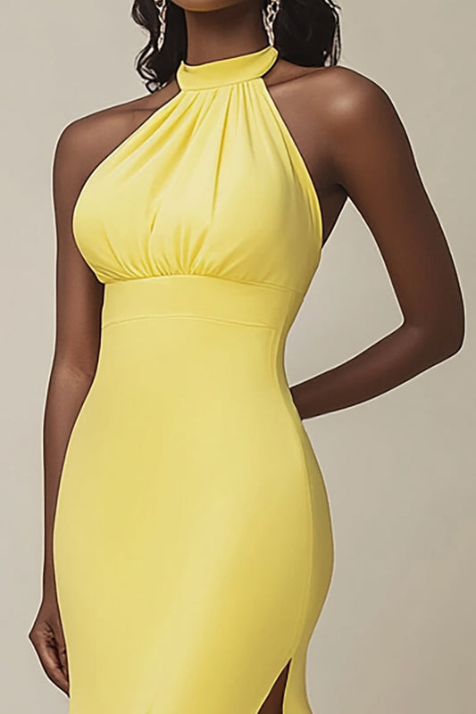 Robe longue de soirée sirène en satin jaune à licou et fente