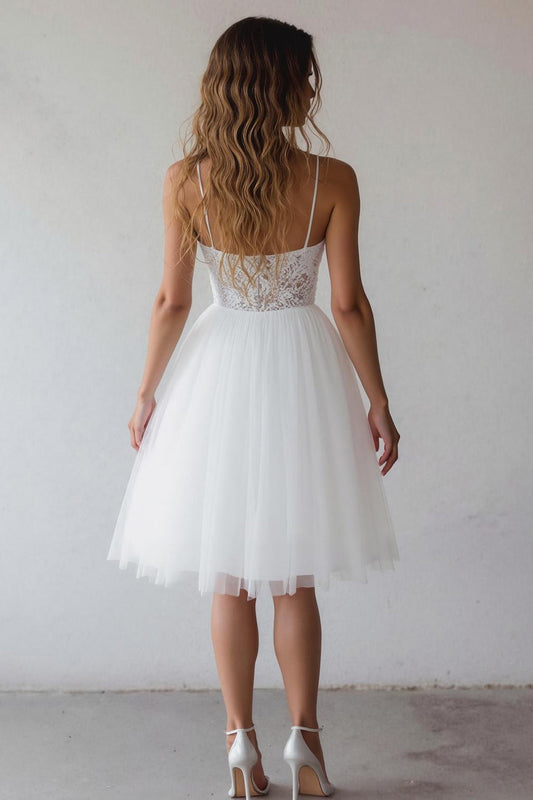 Petite robe blanche trapèze col en V en dentelle