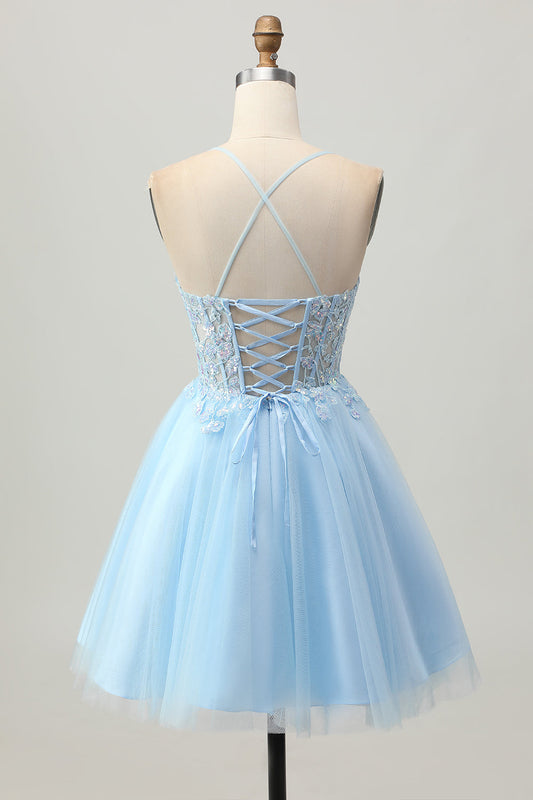 Une robe de cocktail corset coupe courte ligne A bleu clair avec applications