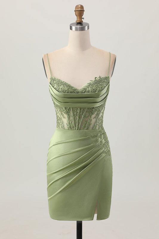 Robe de cocktail courte en satin vert sauge près du corps avec corset et fente