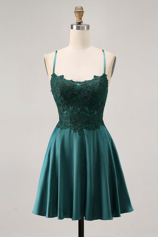 Robe de soirée courte trapèze vert foncé appliquée et perlée