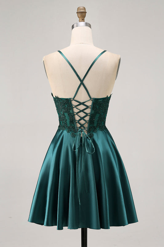 Robe de soirée courte trapèze vert foncé appliquée et perlée