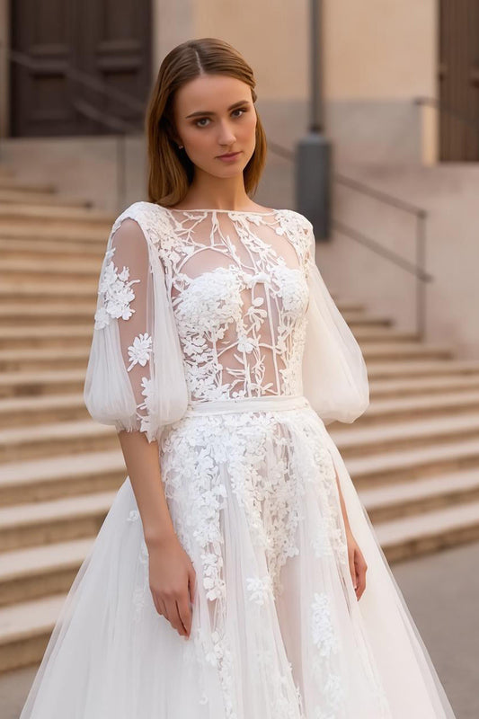 Robe de mariée florale ivoire à manches, avec appliqués, coupe trapèze et traîne.