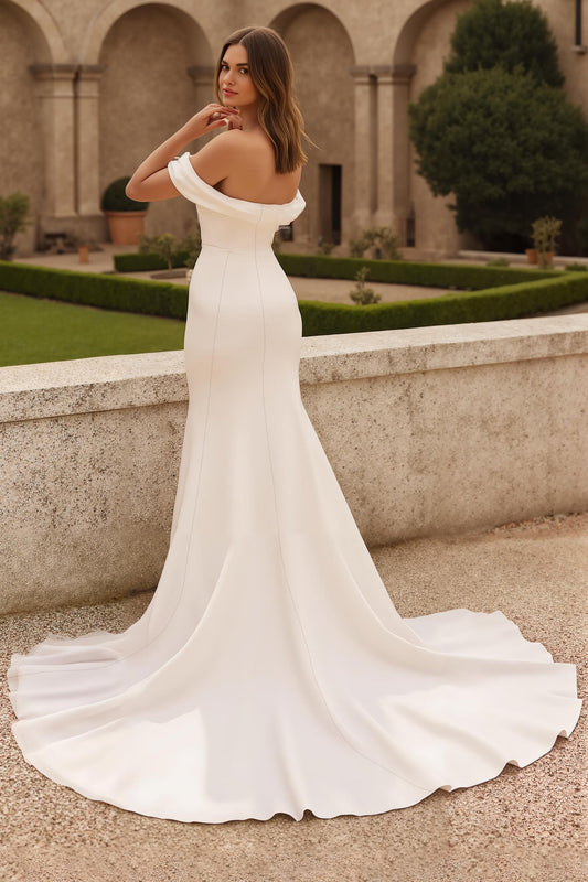 Robe de mariée sirène simple de couleur ivoire, épaules dénudées et traîne balayage