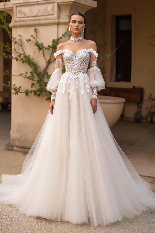 Robe de mariée en tulle ivoire, épaules dénudées, traîne balais, avec manches