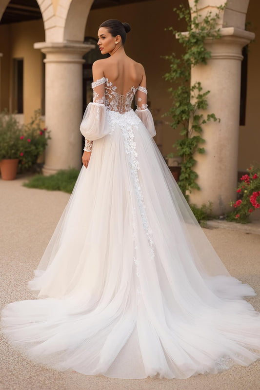 Robe de mariée en tulle ivoire, épaules dénudées, traîne balais, avec manches