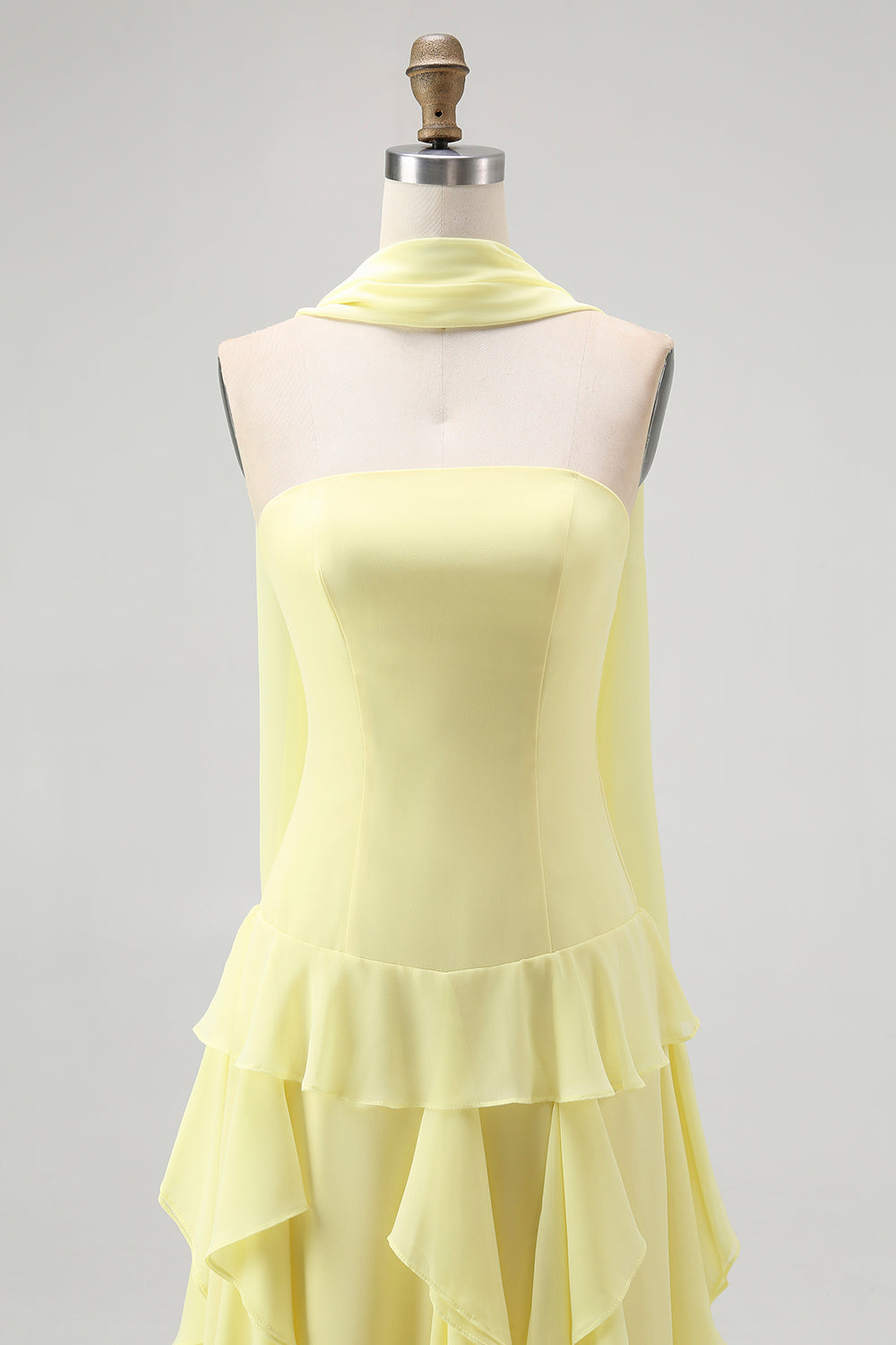 Robe longue de demoiselle d'honneur jaune sans bretelles à volants et traîne en ruban
