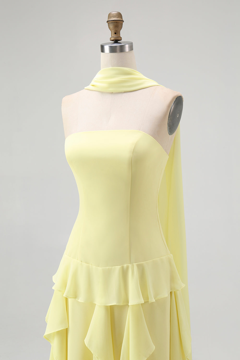 Robe longue de demoiselle d'honneur jaune sans bretelles à volants et traîne en ruban