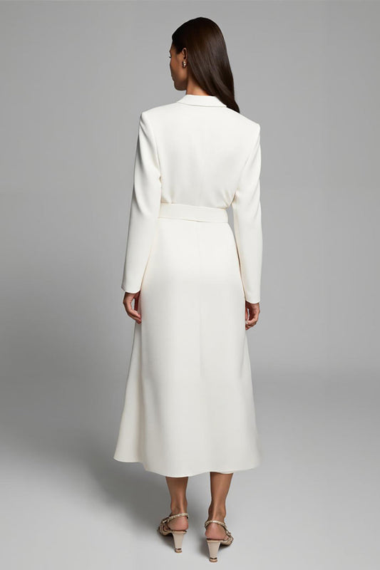 Robe blazer longue évasée à revers crantés, coloris ivoire, avec poches