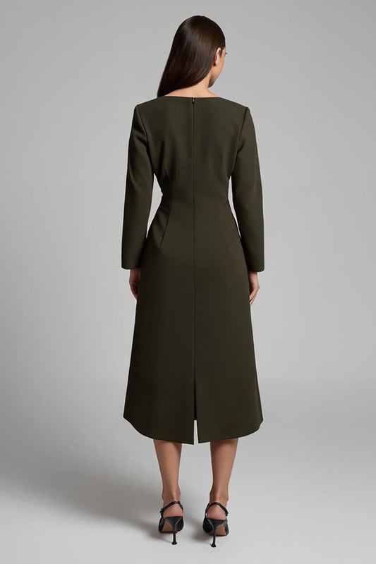 Robe de travail mi-longue crayon, en satin vert olive foncé, avec encolure bateau et manches