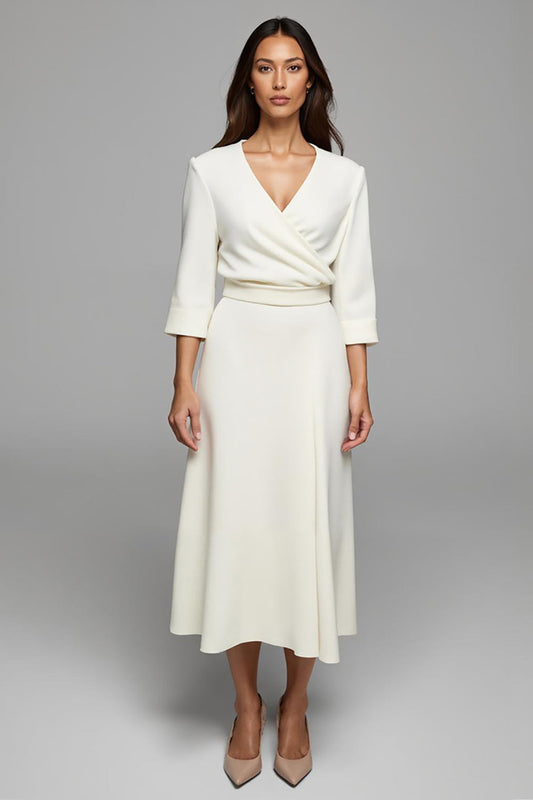 Robe crayon de travail midi en satin ivoire avec manches, encolure en V et fronces