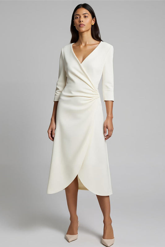 Robe de travail mi-longue en satin froissé ivoire à encolure en V avec manches