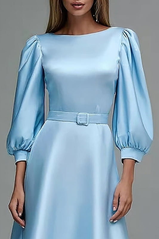 Robe de travail mi-longue en satin bleu coupe trapèze à manches 3/4