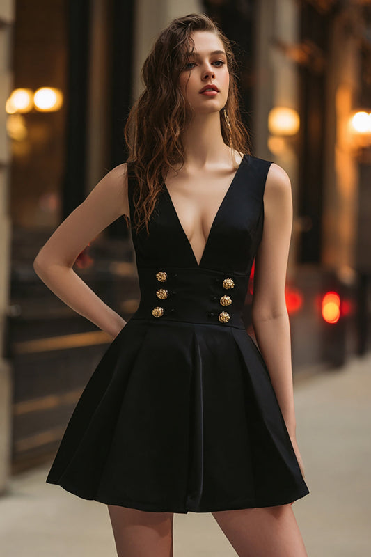 Robe de cocktail courte en satin noir avec boutons et coupe évasée