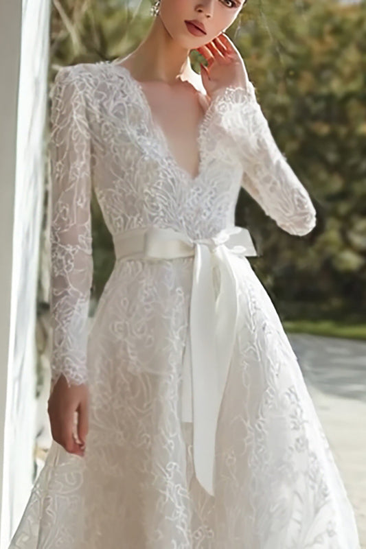 Robe de mariée ivoire en dentelle à col en V et manches longues avec ceinture